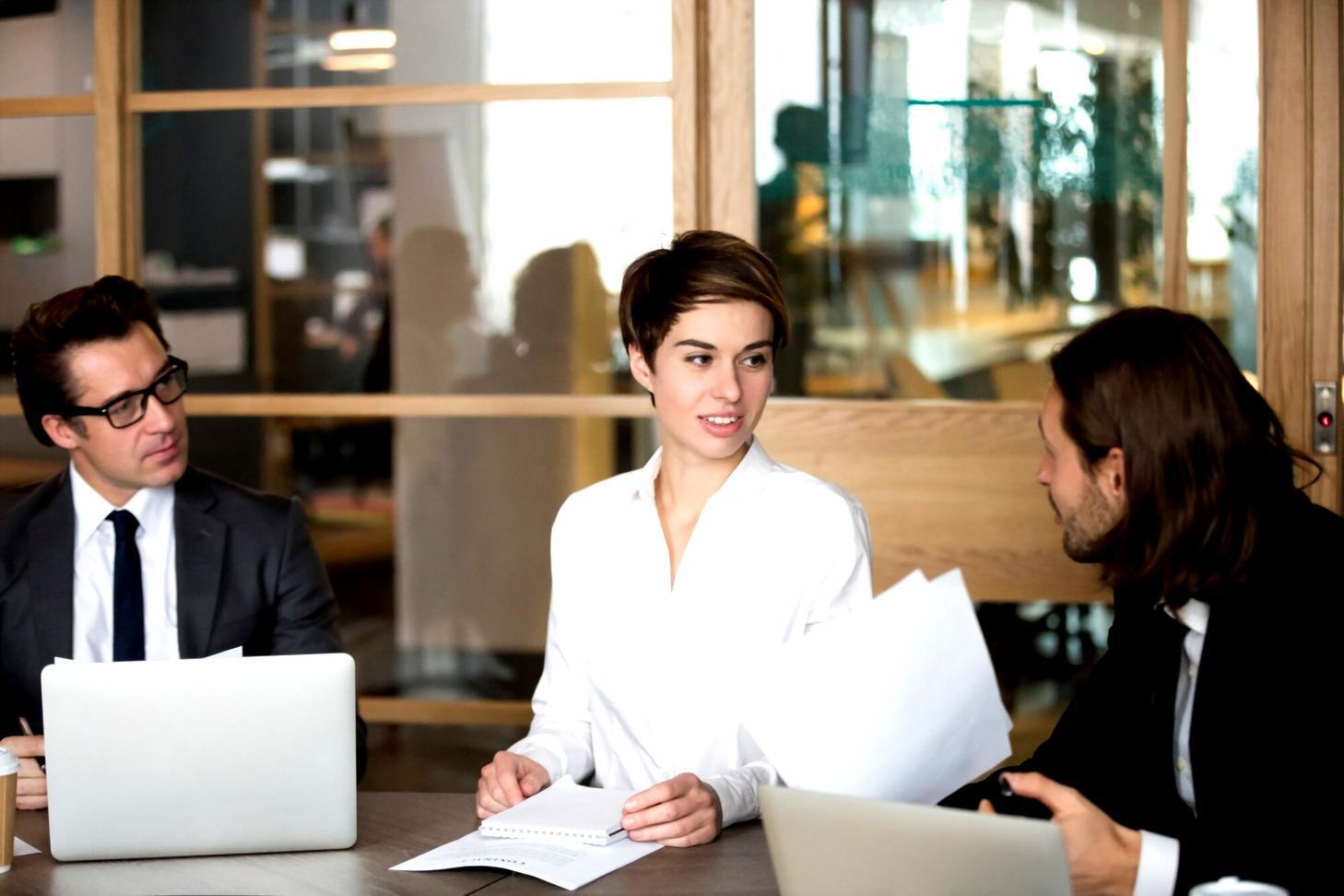 Teilnehmer während einer interaktiven Budgetanalyse-Schulung